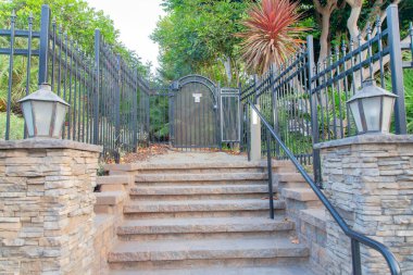 Oceanside, California 'da ağaç ve bitki manzaralı demir kapı ve çit döşedim.