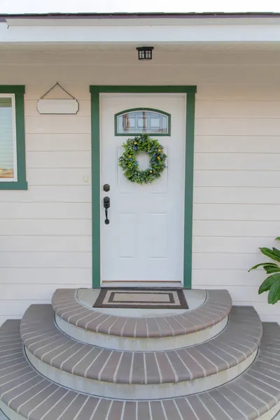Puerta blanca de una casa con puertas curvas en Oceanside, California — Foto de Stock