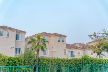 Oceanside, California 'da geniş Akdeniz tarzı evler