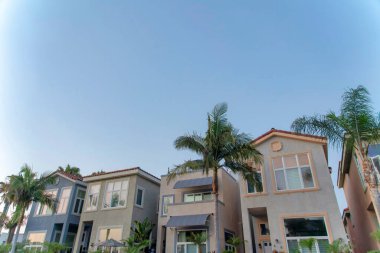 Modern Akdeniz dizaynına sahip iki katlı binalar Oceanside, California 'da