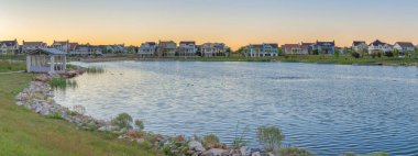 Oquirrh Gölü ile kaplı rıhtım ve Utah, Daybreak 'te çimlerle çevrili.