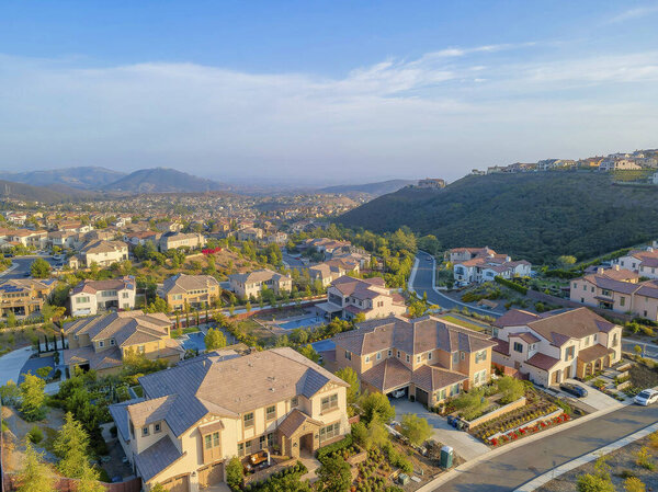 Хиллсайд-пригород в Double Peak Park в Сан-Маркосе, Калифорния