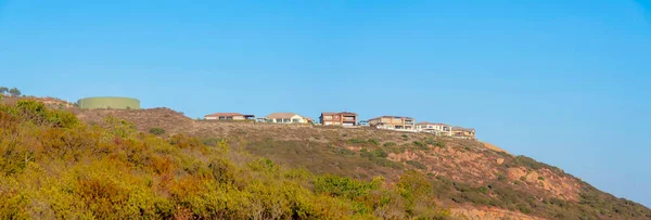 Stora hus på toppen av ett berg vid Double Peak Park i San Marcos, Kalifornien — Stockfoto