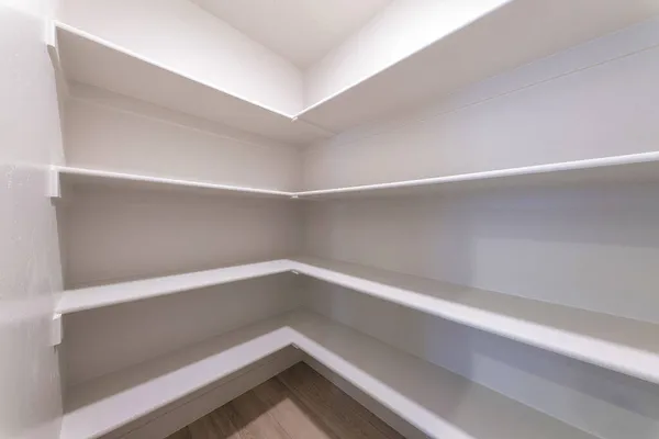 Lege keuken pantry interieur met witte planken — Stockfoto