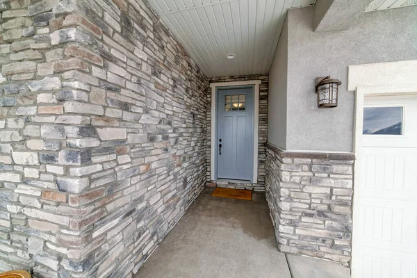 Entrance of a house in the middle of the walls with stone veneer siding — Stock Photo, Image