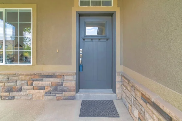 Porta da frente exterior de uma casa com porta cinza e janela — Fotografia de Stock