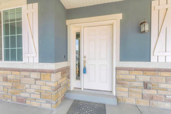 Porta da frente branca na entrada da casa com vista lateral e cofre — Fotografia de Stock