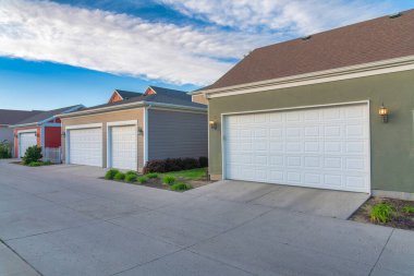 Utah, Daybreak 'teki garajların dış tarafında beyaz garaj kapıları var.