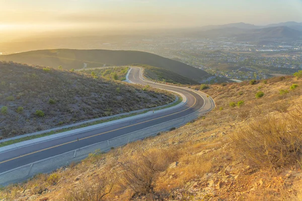 Autoroute courbe au sommet d'une colline à San Diego, Californie — Photo