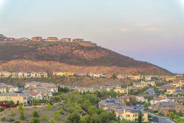 Hus på toppen och längst ner på en kulle i San Diego, Kalifornien — Stockfoto