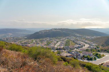 Double Peak Park manzaralı San Marcos, California 'da orta sınıf konutlar