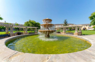 San Marcos, Kaliforniya 'da bir meydanda dairesel su çeşmesi
