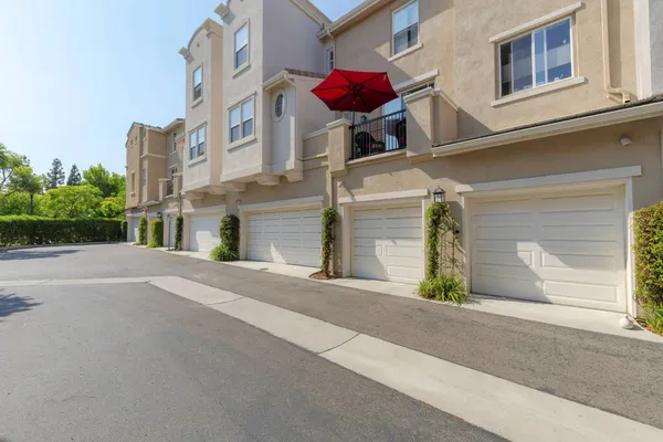 Edificio complejo de casas adosadas con balcones en San Marcos, California — Foto de Stock