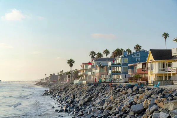 Strandhäuser am Meer in Kalifornien mit Treppen an der natürlichen Felswand — Stockfoto