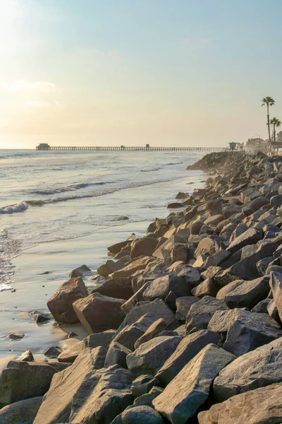 Blick auf einen Strand am Oceanside in Kalifornien mit Pier — Stockfoto