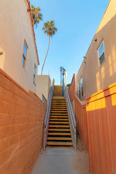 Υπαίθρια σκάλα με λάμπες στο Oceanside, Καλιφόρνια — Φωτογραφία Αρχείου
