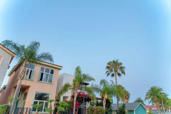 Låg vinkel syn på hus vid Oceanside i Kalifornien — Stockfoto