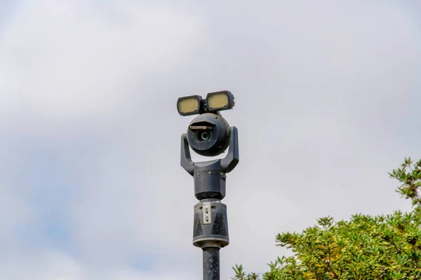 Mozgó biztonsági kamera egy oszlopon, fényekkel a tetején — Stock Fotó