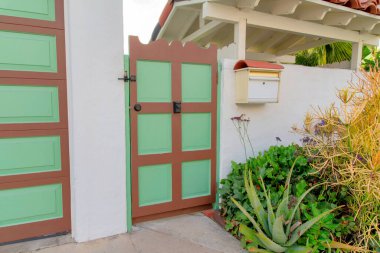 La Jolla, Kaliforniya 'da kahverengi çerçeveli ve yeşil panelli bir kapı.