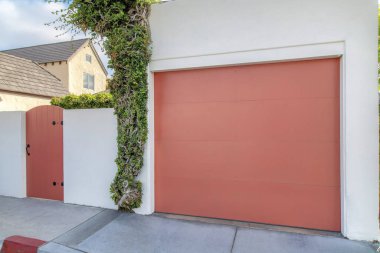 La Jolla, Kaliforniya 'da mercan pembesi paletli garaj ve kapı.