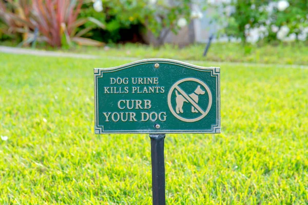 Trotsa dig hund skyltning på en gräsmatta på La Jolla, Kalifornien — Stockfoto