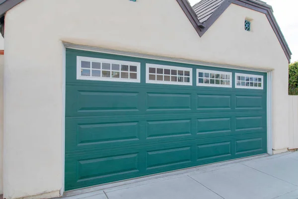 Гараж снаружи с зеленой сектональной дверью в Ла-Хойя, Калифорния — стоковое фото