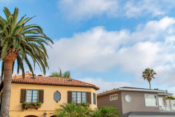 Twee huizen met mediterraan en traditioneel design in La Jolla, Californië — Stockfoto