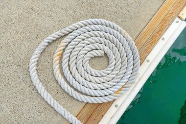 Kaliforniya, Oceanside 'daki beton bir rıhtımda spiral bir halatı kapatın.