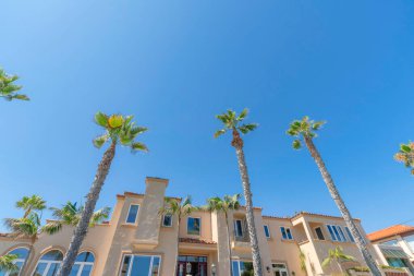 La Jolla, Kaliforniya 'daki Akdeniz tarzı kiralık bir binanın düşük açılı görüntüsü.