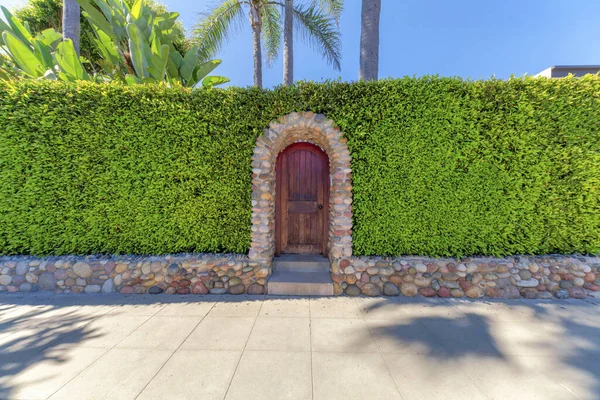 Τοξωτή ξύλινη πόρτα με πέτρινους τοίχους και είσοδο στο La Jolla, Καλιφόρνια — Φωτογραφία Αρχείου