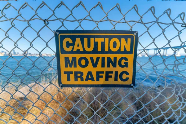 Varning flytta trafikskylt på en mesh tråd staket i Coronado, San Diego, Kalifornien — Stockfoto