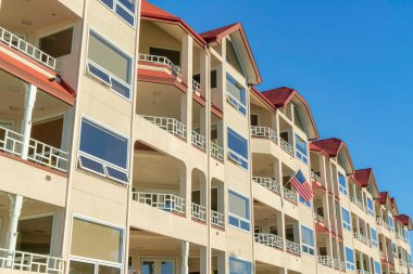 Coronado, San Diego, California 'daki bir apartmanın alçak açılı görüntüsü.