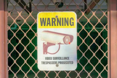 Coronado, San Diego, Kaliforniya 'da çapraz korkuluklarda uyarı işareti