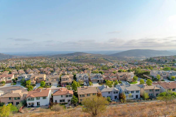 Огороженные общинные резиденции рядом с парком Double Peak Park в Сан-Маркосе, Калифорния — стоковое фото