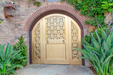 Kaliforniya La Jolla 'da iki halka tokmağı olan kemerli altın kapı.