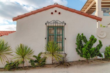 La Jolla, Kaliforniya 'da korkuluklu yeşil ahşap pencere.