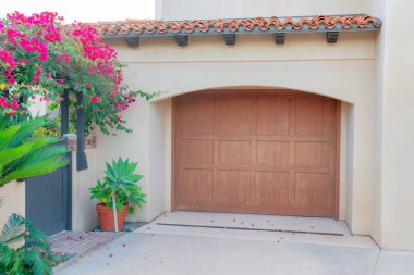 Dış tarafı ahşap kapılı ve kemerli giriş La Jolla, California