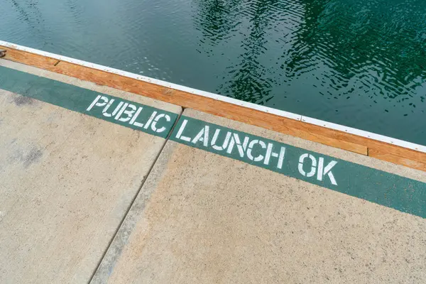 Openbare lancering ok geschilderd bord op een betonnen steiger in Oceanside, Californië — Stockfoto