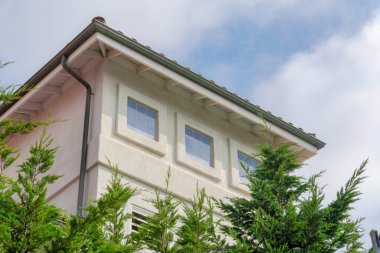 La Jolla, Kaliforniya 'da bej renkli bir Akdeniz evinin alçak açılı görüntüsü