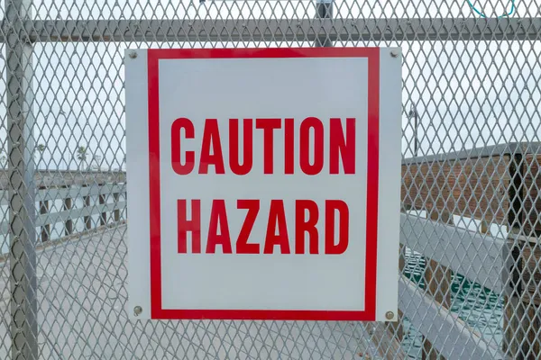 Προσοχή Hazard σημάδι σε ένα μεταλλικό σύρμα ράγες στο Oceanside, Καλιφόρνια — Φωτογραφία Αρχείου