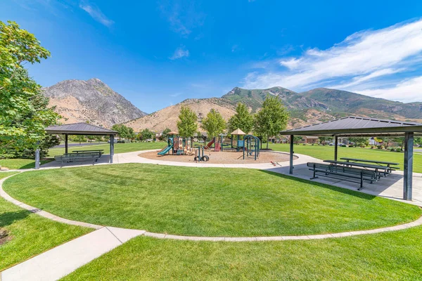 Utah Vadisi 'ndeki parkın ortasında oyun parkı var.