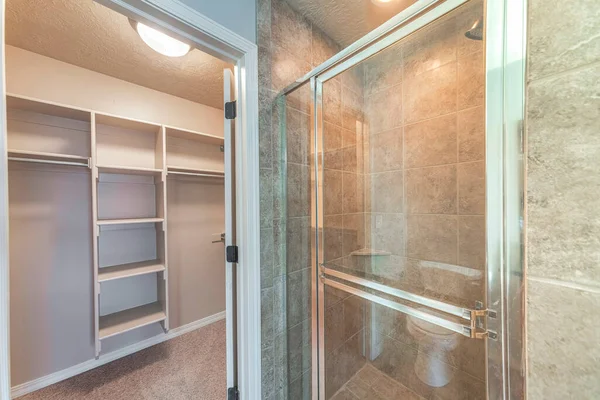 Walk-in closet with shelving units near the shower stall — Stock Photo, Image