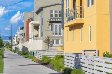 Utah, Güney Ürdün 'de Daybreak' teki renkli konut binalarının önünde beton kaldırım