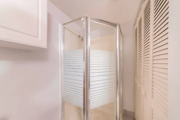Kleine badkamer met douchehoek kraam met glas en aluminium frame — Stockfoto