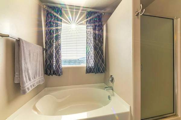 Banyo içi güneşli pencere perdeleriyle dolu. — Stok fotoğraf