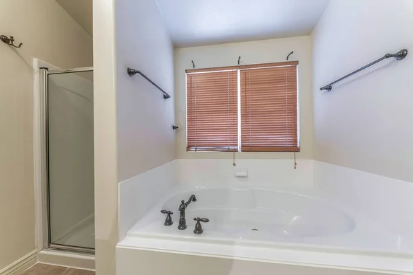 Interior del baño con paredes blancas y accesorios antiguos — Foto de Stock