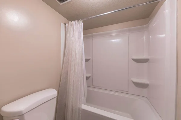 Interior de un cuarto de baño con pared de acrílico panelado en la bañera de ducha — Foto de Stock