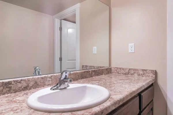 Interior do banheiro com espelho e bancada de granito na pia da vaidade — Fotografia de Stock