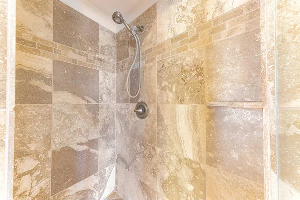 Wnętrze kabiny prysznicowej z brązowymi marmurowymi płytkami ściennymi — Zdjęcie stockowe