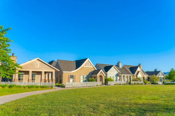 Eingezäunte Wohnhäuser mit Weg und Rasen an der Front in Daybreak, South Jordan, Utah — Stockfoto